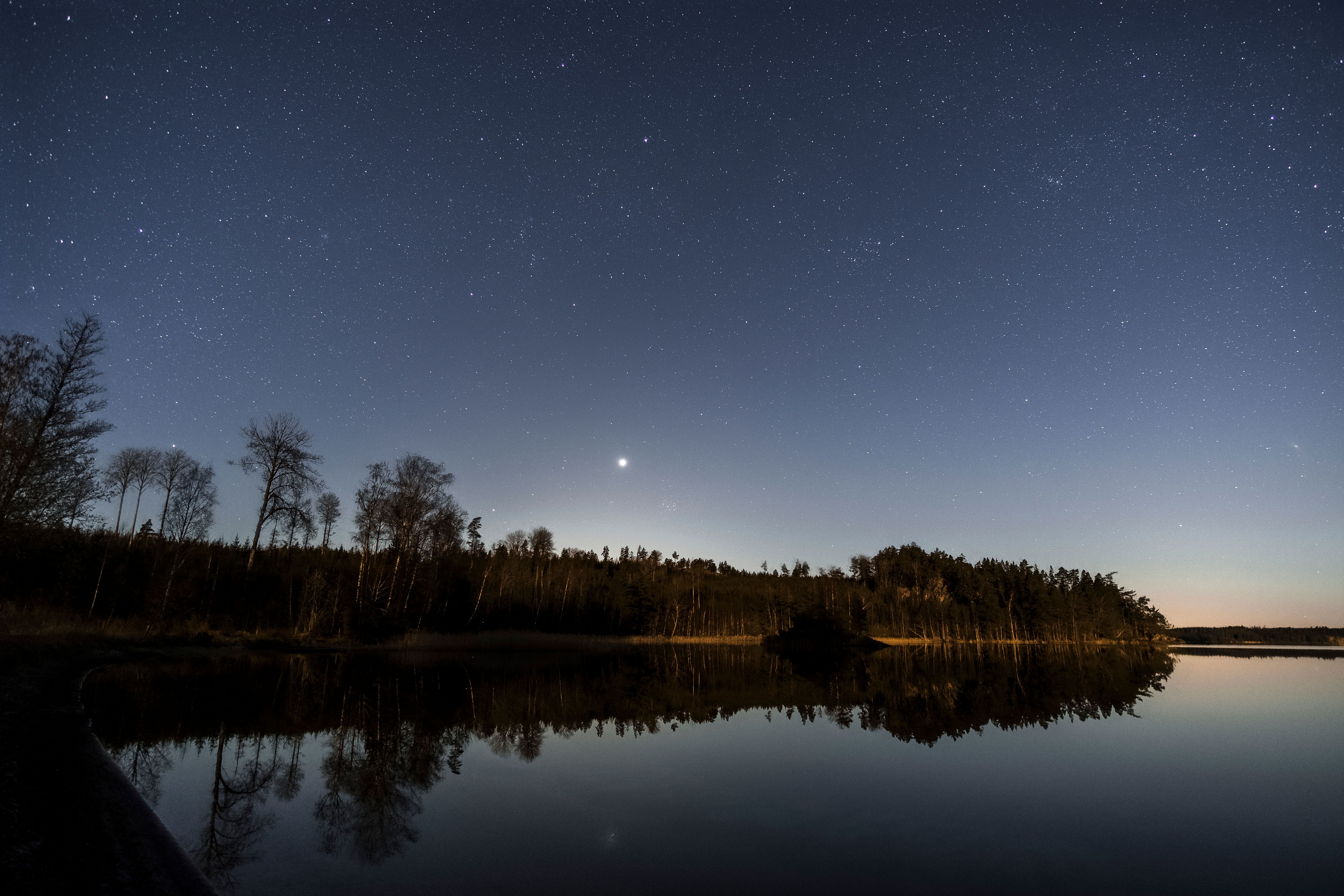 Tres planetas aparecerán junto a la Luna esta semana: así puedes observarlos