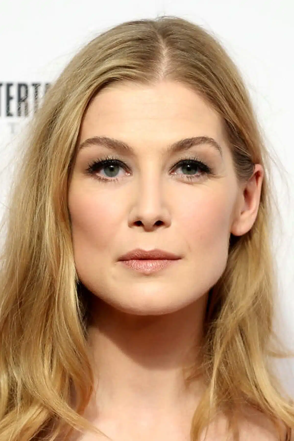 Rosamund Pike frena función de teatro por espectador texteando