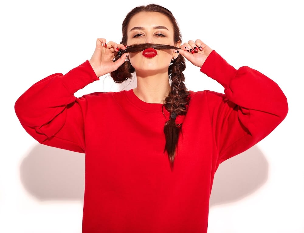 Cómo armar un look diario con accesorios y maquillaje que sí vas a usar