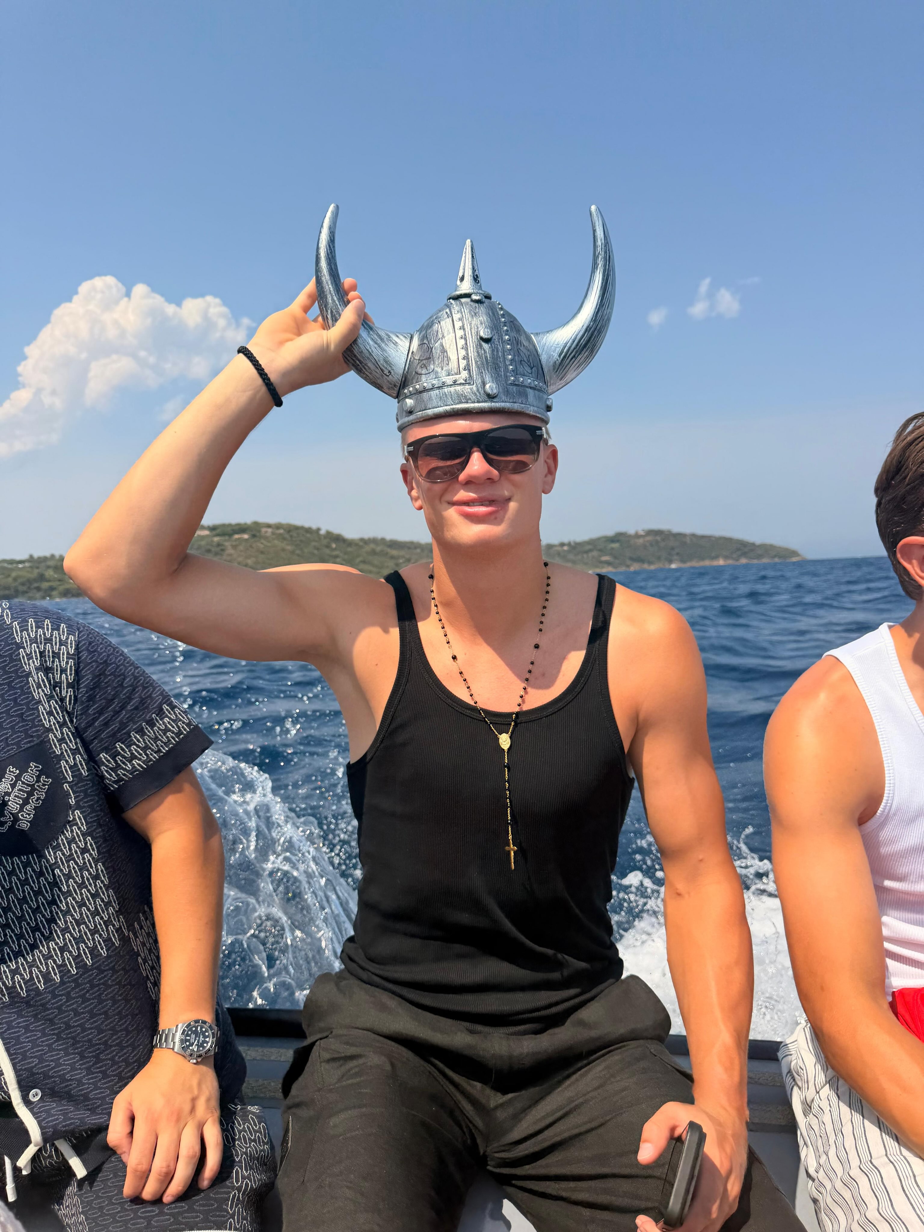 Haaland celebra sus 26 años con casco vikingo y vacaciones en Italia