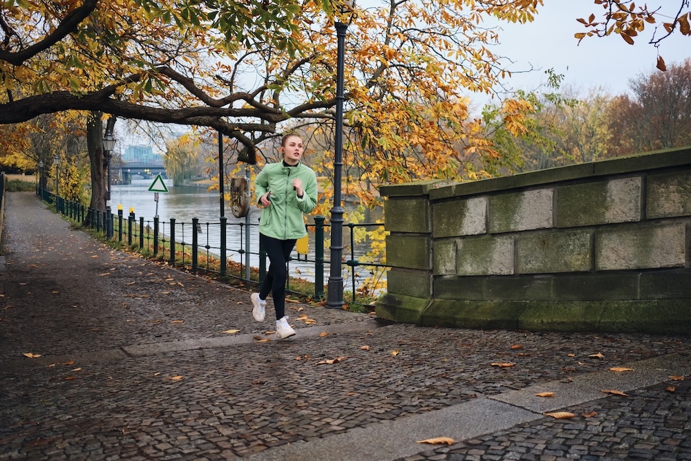 Running en invierno: claves para entrenar con frío, lluvia y menos luz sin perder continuidad