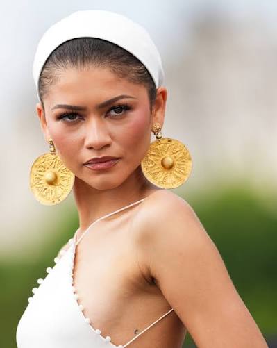 Zendaya enfrenta críticas por promover “La Odisea” con estos aros