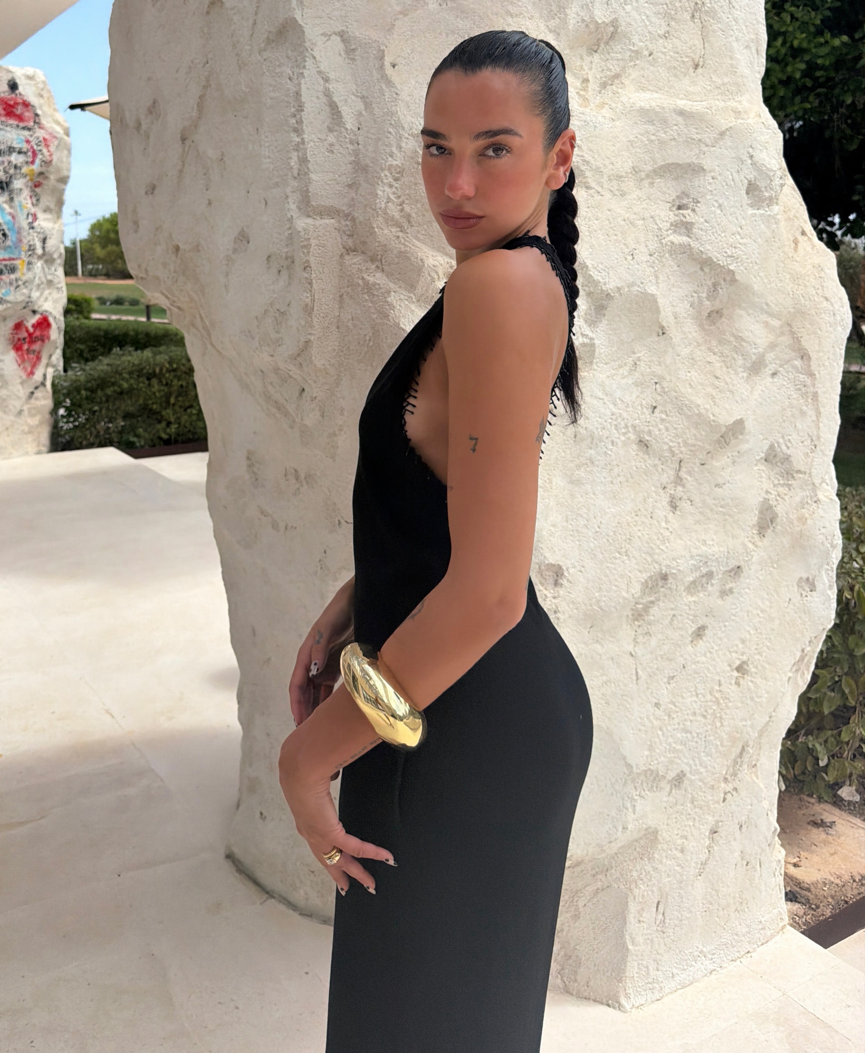 Dua Lipa celebra la previa de sus 31 años en Ibiza junto a sus hermanos