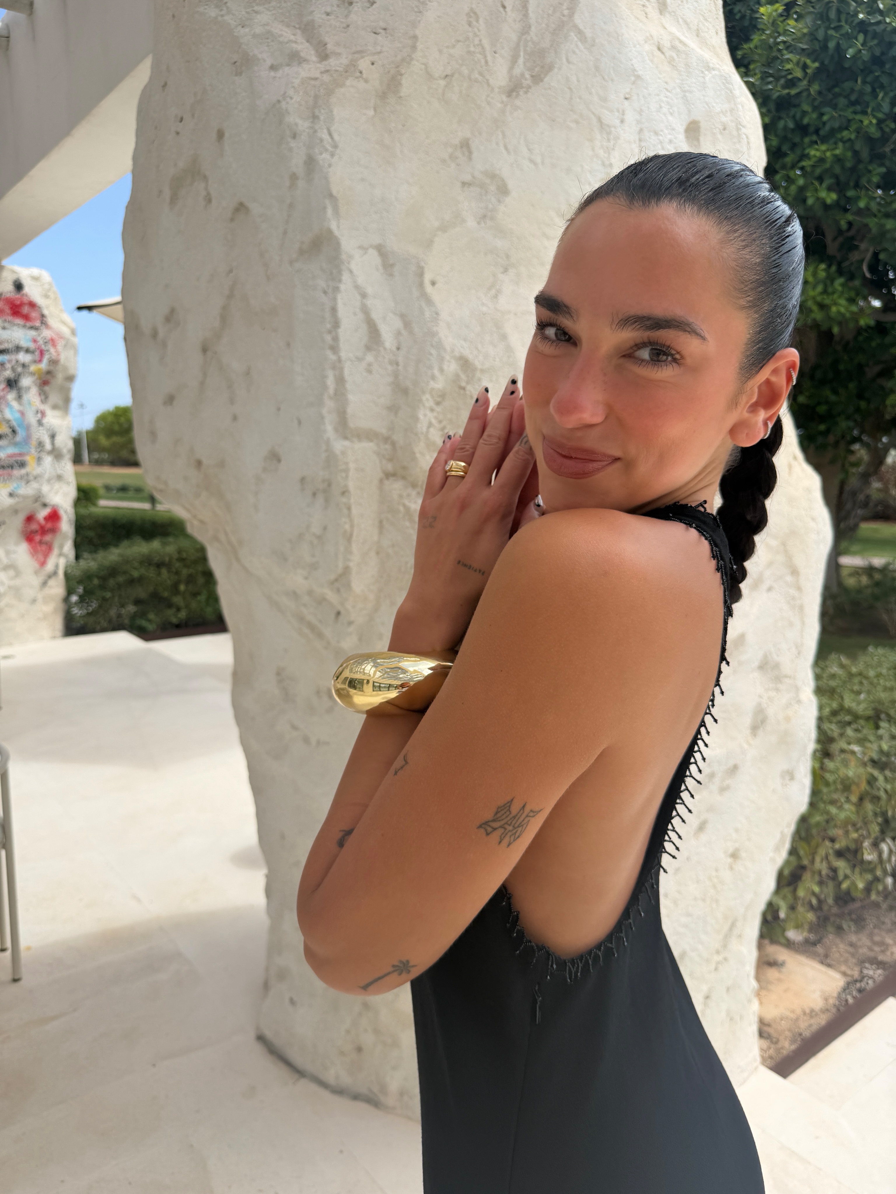 Dua Lipa celebra la previa de sus 31 años en Ibiza junto a sus hermanos
