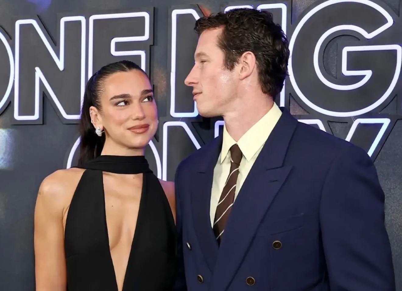 Dua Lipa y Callum Turner debutan como recién casados