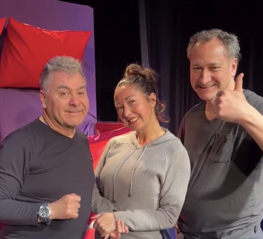 “Felices los tres” llega a Teatro San Ginés con una comedia sobre citas, tecnología y relaciones actuales