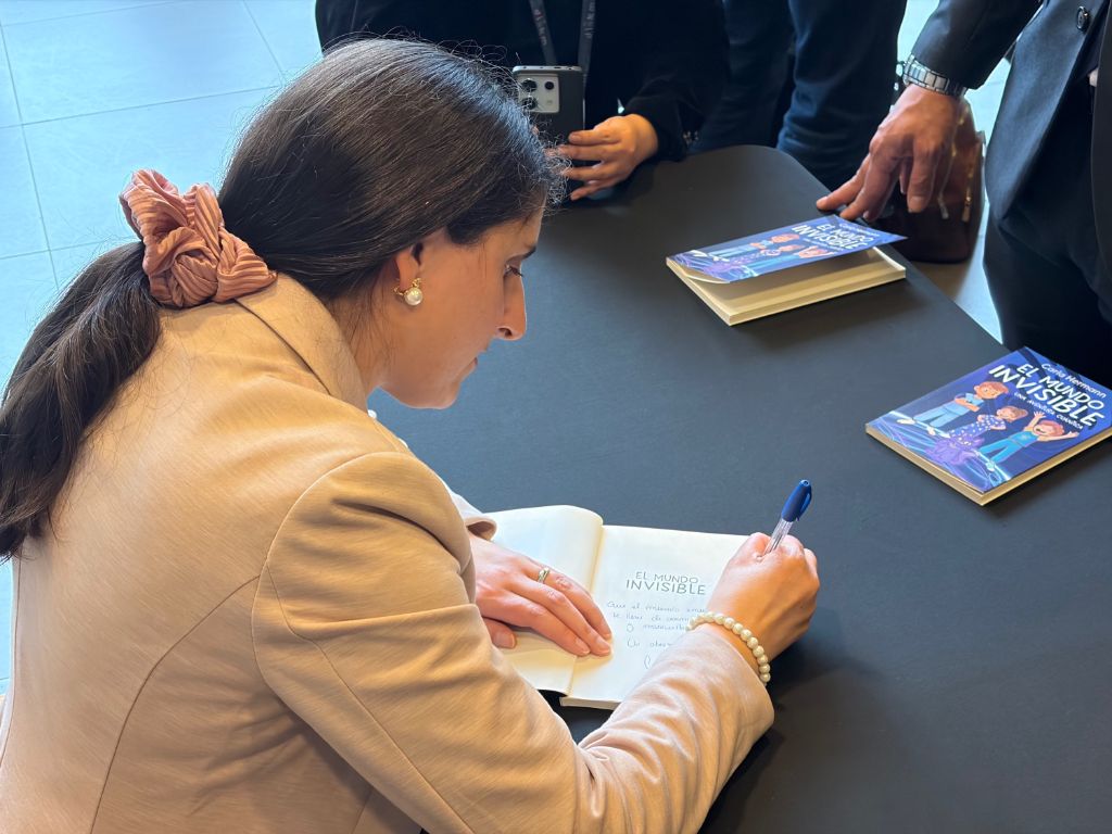 Carla Hermann presenta su primer libro infantil sobre física cuántica