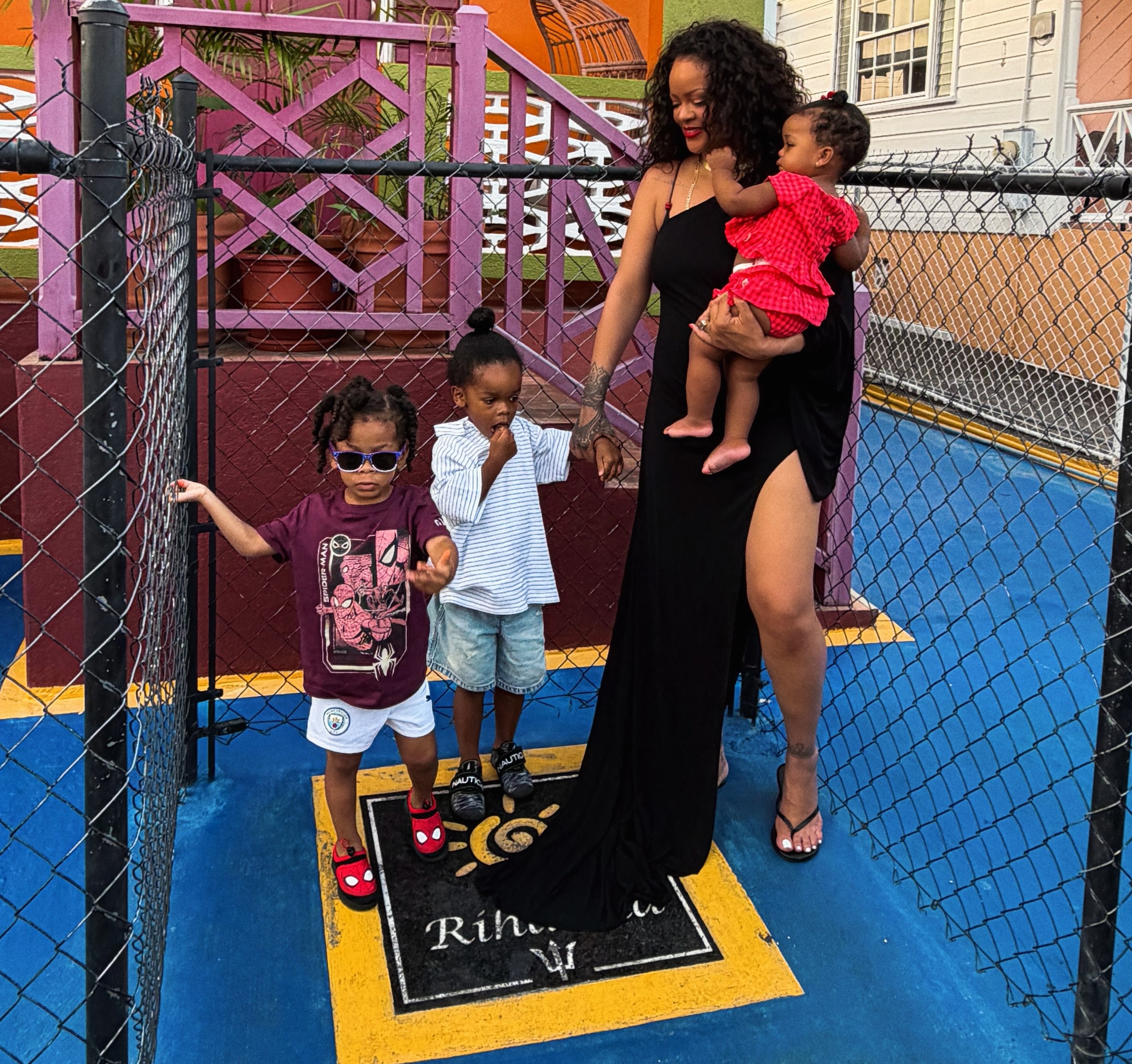 Rihanna vuelve a la calle donde creció con sus tres hijos