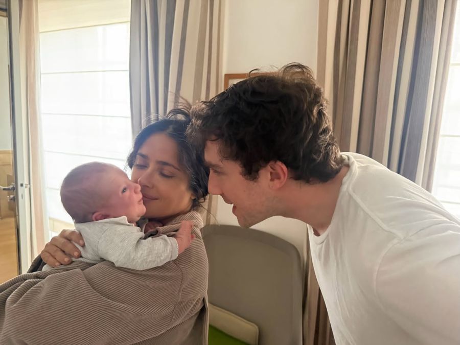Salma Hayek presenta a su primer nieto