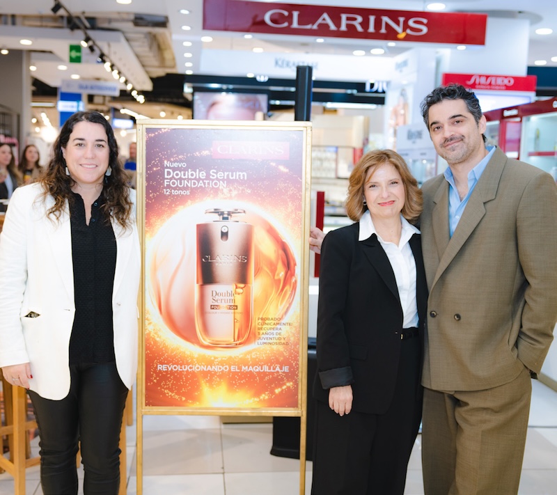 Nicolás Berreteaga junto a presentadoras Clarins