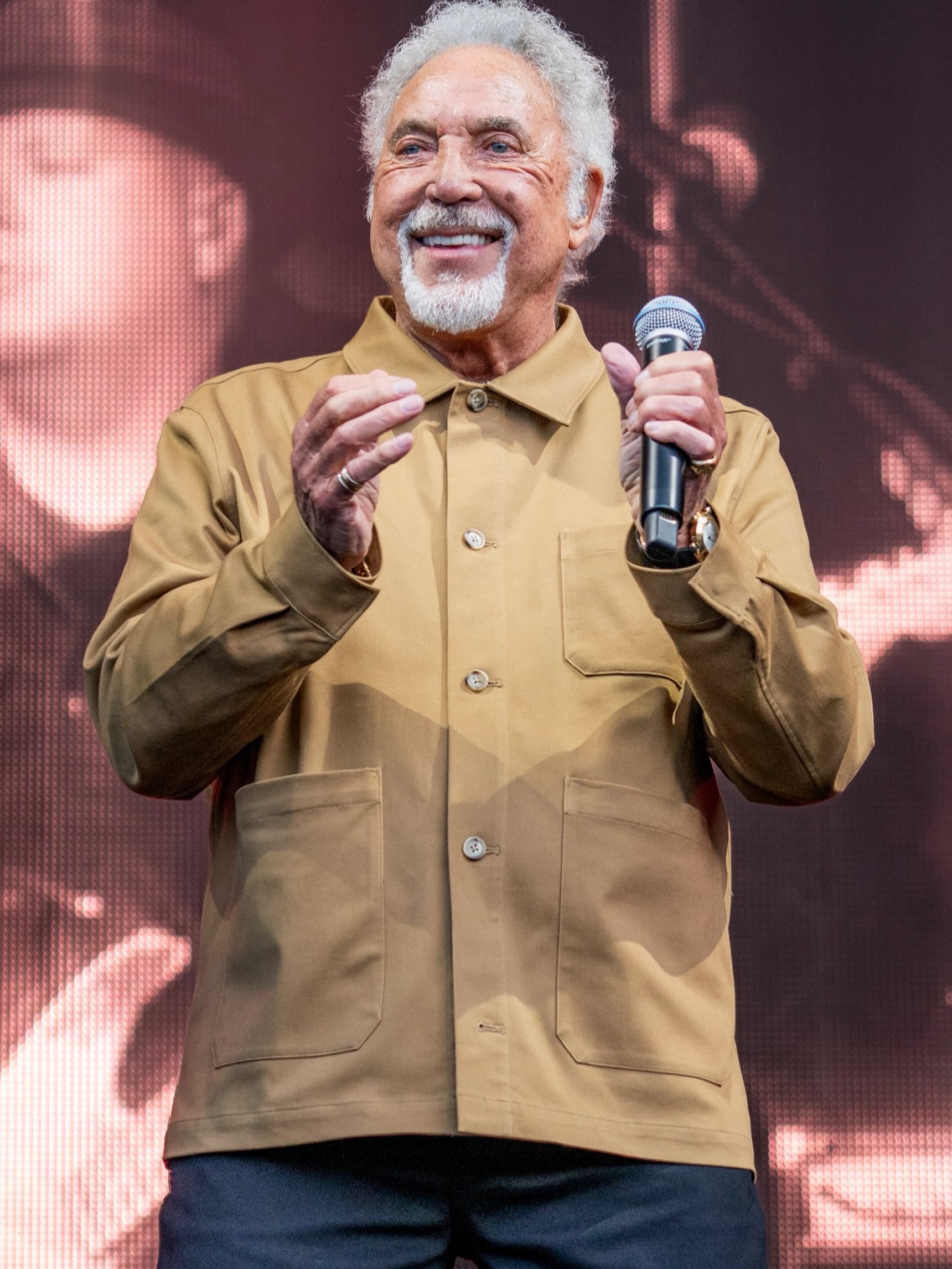 Tom Jones cuestiona su salida de “The Voice” a los 86 años
