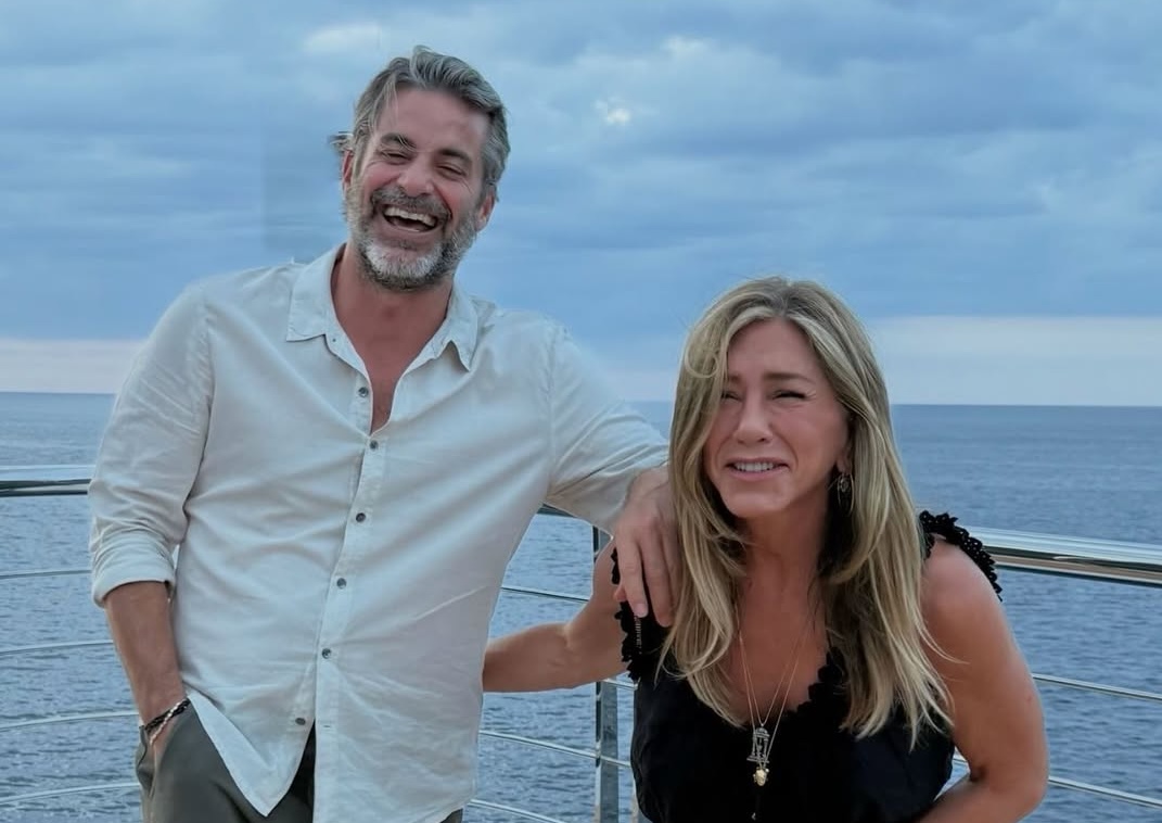 Jennifer Aniston celebra el lanzamiento del nuevo libro de su pareja, Jim Curtis