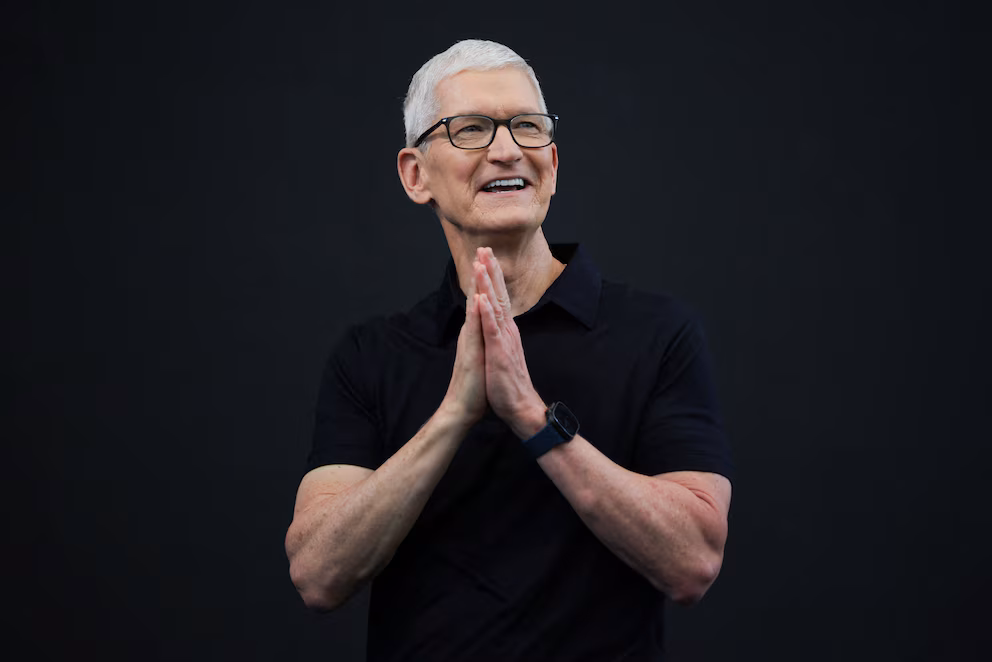 Tim Cook deja el mando de Apple, pero no se va