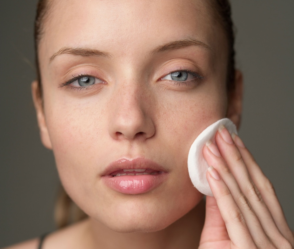 El arte de la belleza effortless: Nicolás Berreteaga revela cómo lograr este look junto al maquillaje Clarins