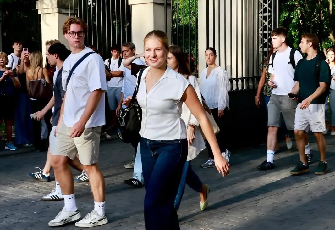Entre fotógrafos y nuevos compañeros: Así fue el primer día de universidad de la princesa Leonor