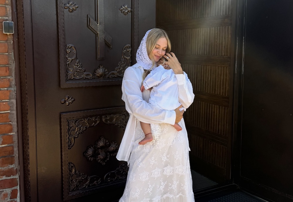 Hija de Alexandra Litvinova y Alexis Sánchez fue bautizada en ceremonia al estilo ruso