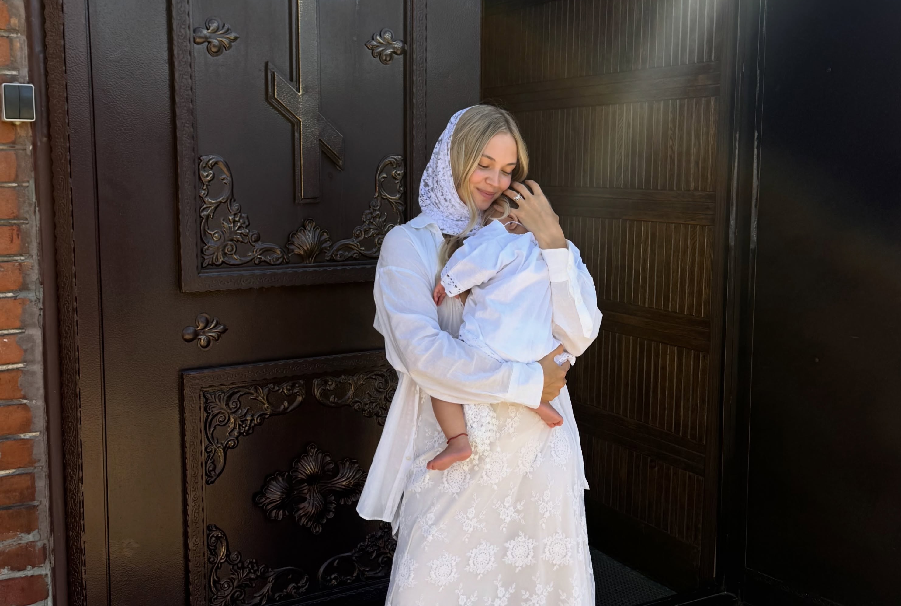 Hija de Alexandra Litvinova y Alexis Sánchez fue bautizada en ceremonia al estilo ruso