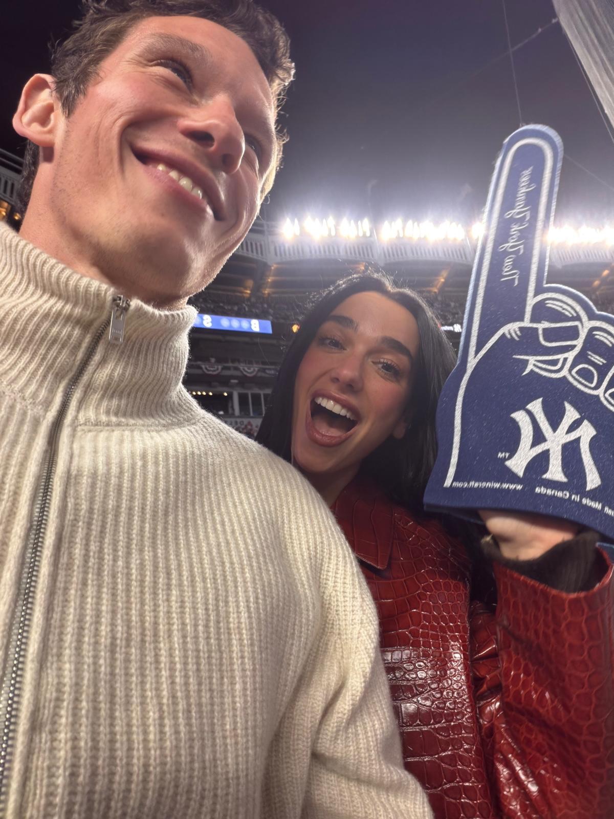 Dua Lipa muestra sus días de recién casada en NY