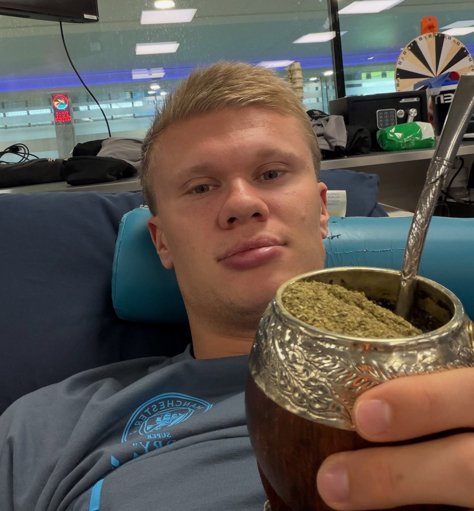 Erling Haaland sorprende al posar con un mate
