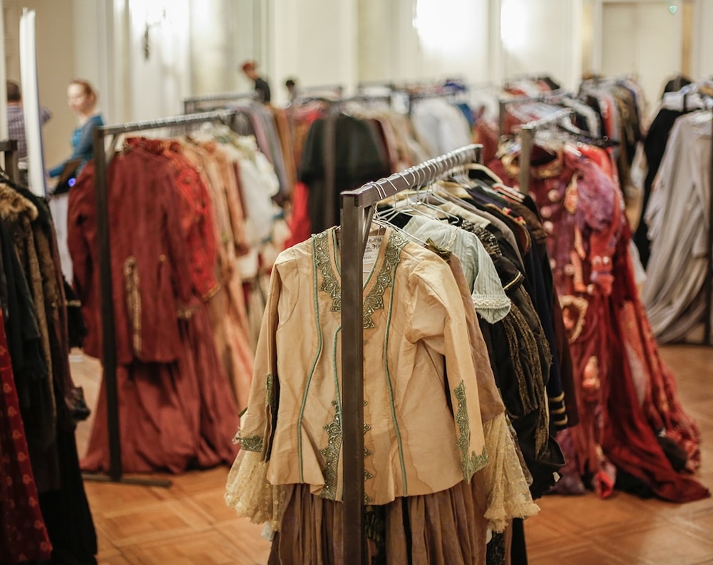Del escenario a tu clóset: Teatro Municipal de Santiago realiza nueva venta de vestuario a tiempo para Halloween
