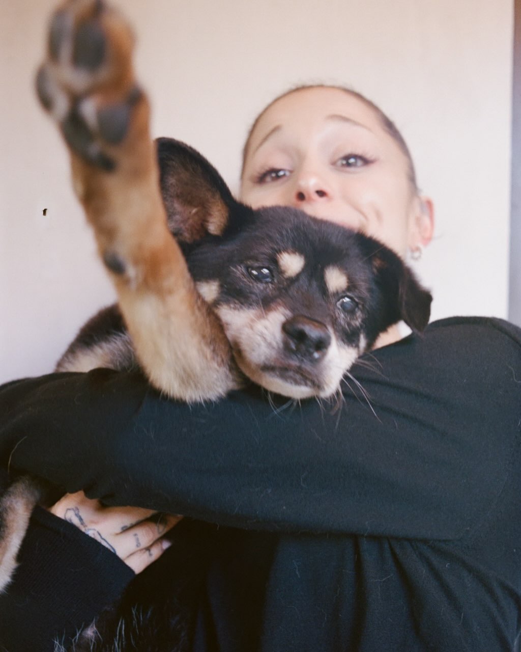 Ariana Grande despide a Coco, su perrita de 17 años