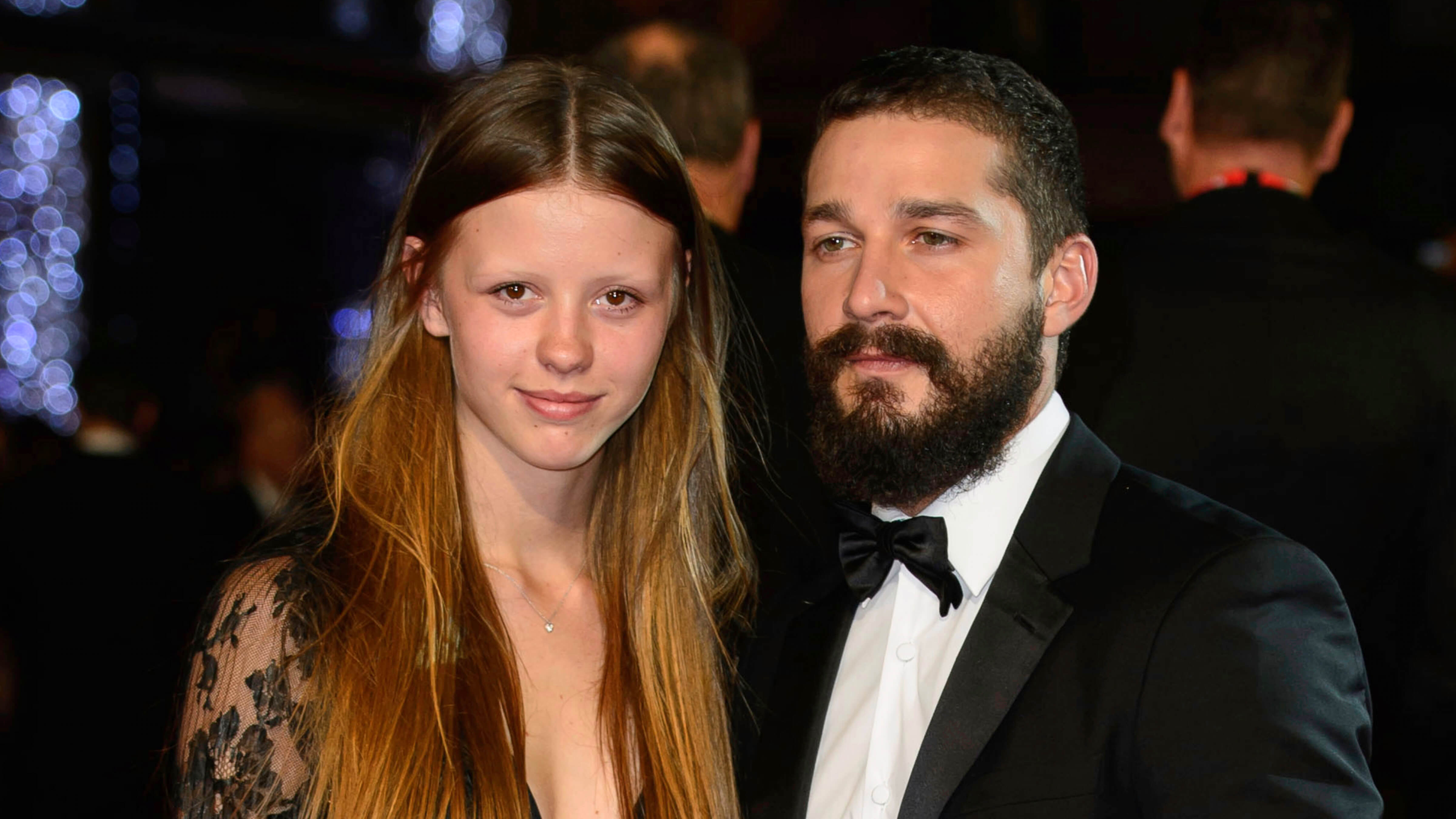 Mia Goth solicita el divorcio de Shia LaBeouf y pide la custodia exclusiva de su hija